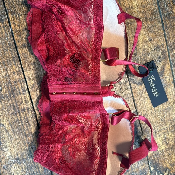 NWT Fredericks red lace bra - Picture 4 of 4